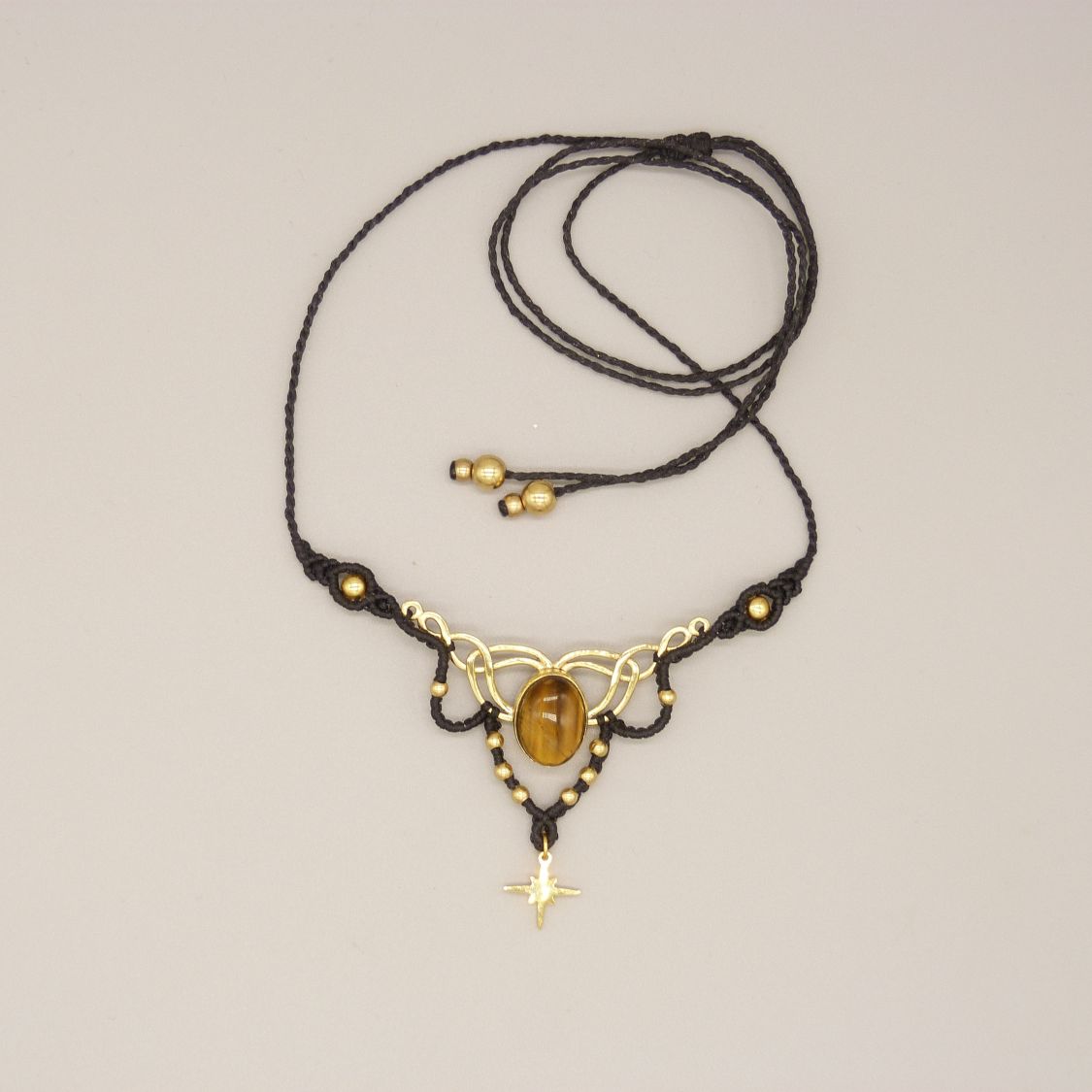 Collier noir en micro-macram&eacute;  avec un oeil de tigre serti