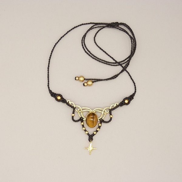 Collier noir en micro-macram&eacute;  avec un oeil de tigre serti