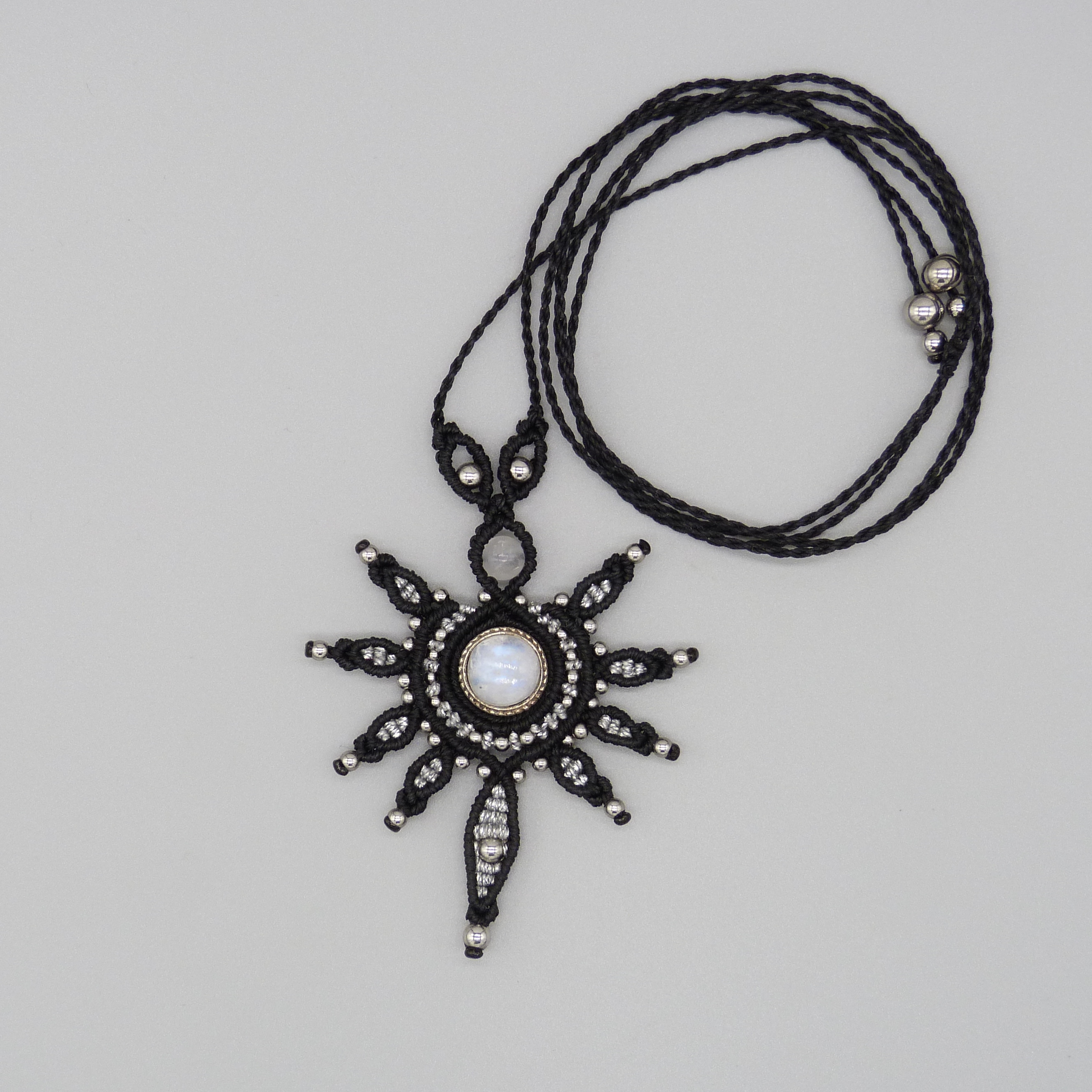 collier noir en micro-macram&eacute; avec une pierre de lune sertie