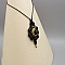 collier noir en micro-macram&eacute; avec une obsidienne sertie de m&eacute;tal dor&eacute;