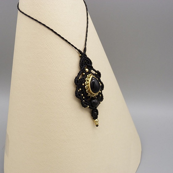 collier noir en micro-macram&eacute; avec une obsidienne sertie de m&eacute;tal dor&eacute;