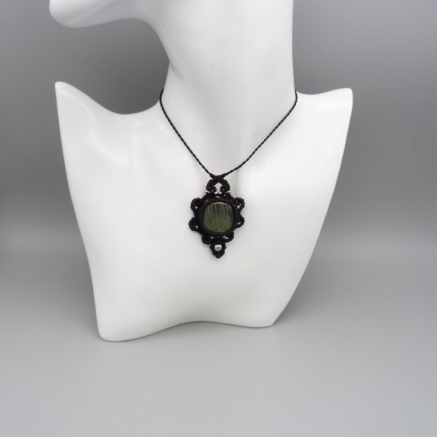 Collier noir en micro-macram&eacute; avec une labradorite
