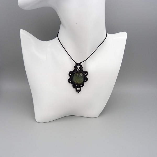 Collier noir en micro-macram&eacute; avec une labradorite