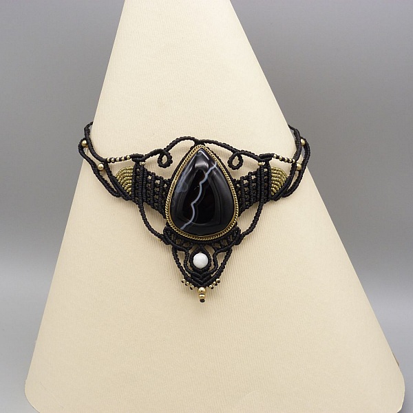 collier noir en micro-macram&eacute; avec un jaspe serti de laiton