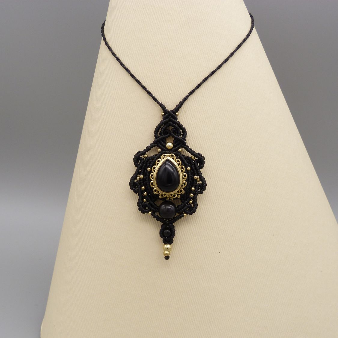 collier noir en micro-macram&eacute; avec une obsidienne sertie de m&eacute;tal dor&eacute;