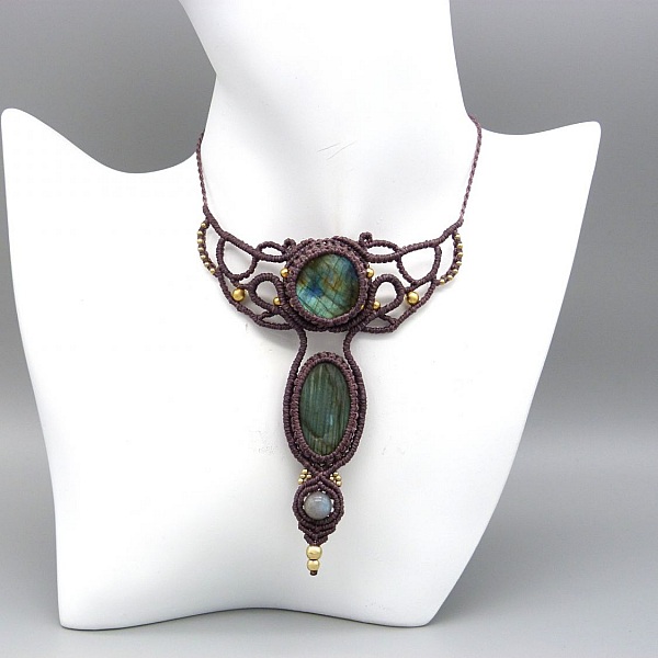 Collier ras-du-cou avec labradorites en micro-macram&eacute; mauve fonc&eacute; 