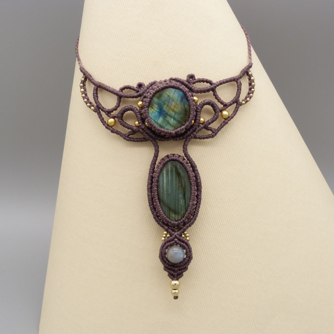 Collier ras-du-cou avec labradorites en micro-macram&eacute; mauve fonc&eacute; 