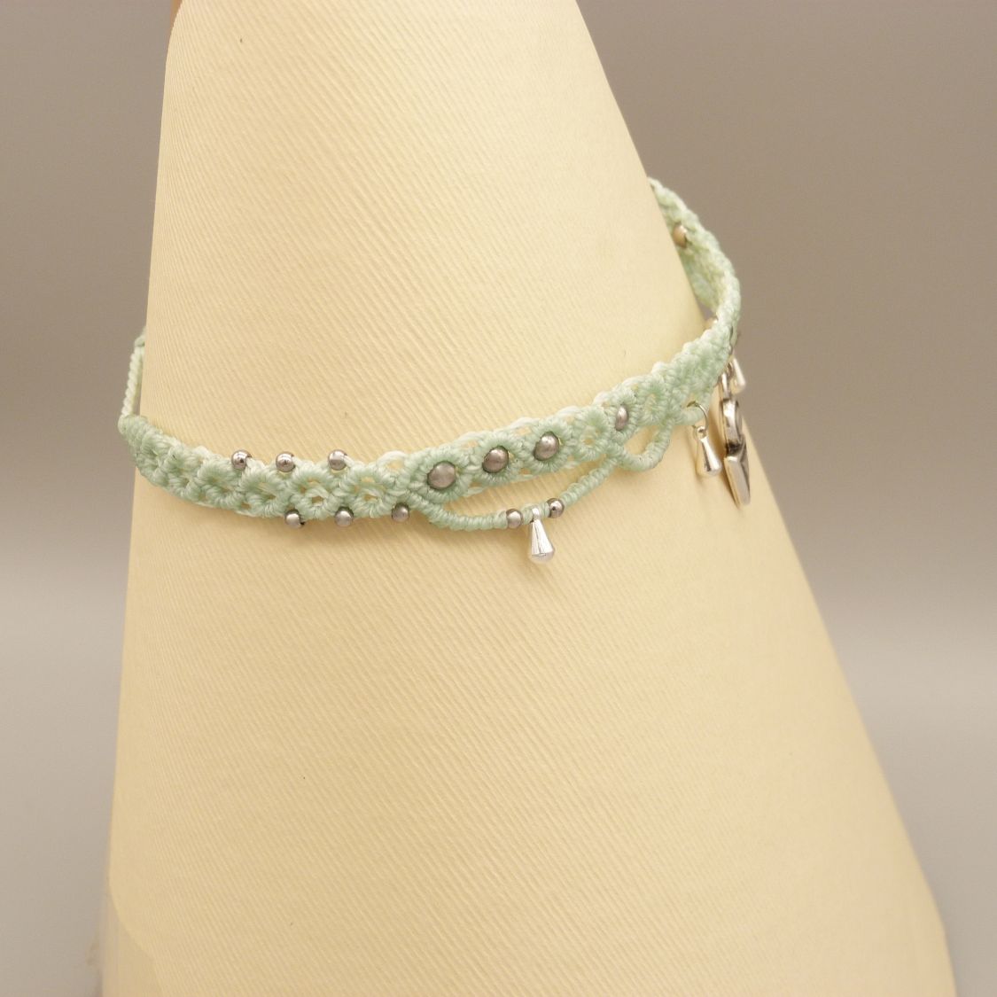 Collier ras-du-cou en micro-macram&eacute; vert menthe &agrave; l'eau