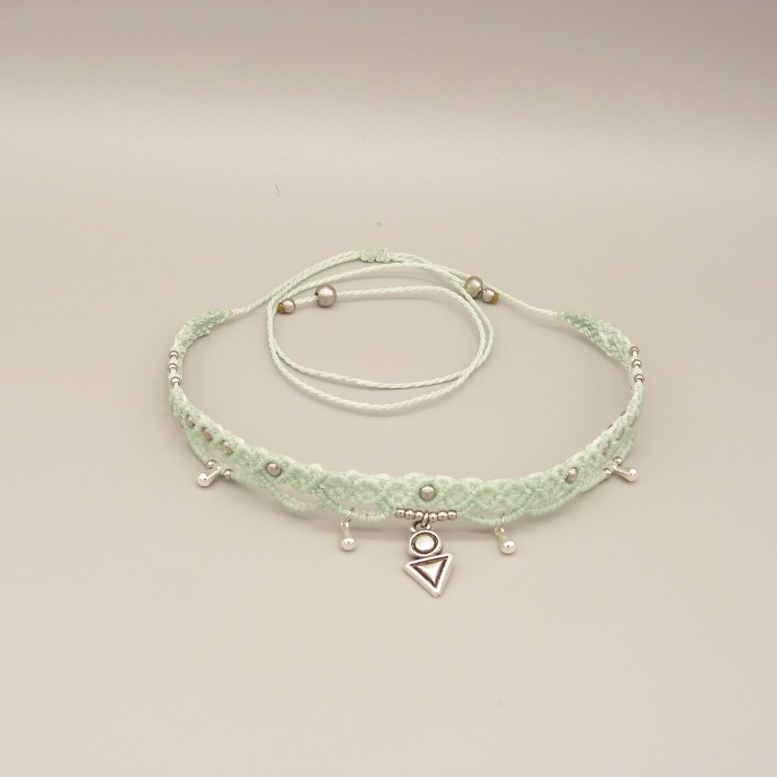 Collier ras-du-cou en micro-macram&eacute; vert menthe &agrave; l'eau