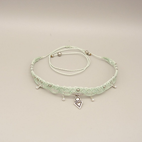 Collier ras-du-cou en micro-macram&eacute; vert menthe &agrave; l'eau