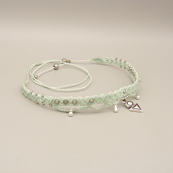 Collier ras-du-cou en micro-macram&eacute; vert menthe &agrave; l'eau