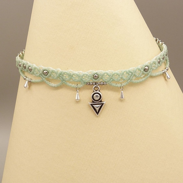 Collier ras-du-cou en micro-macram&eacute; vert menthe &agrave; l'eau