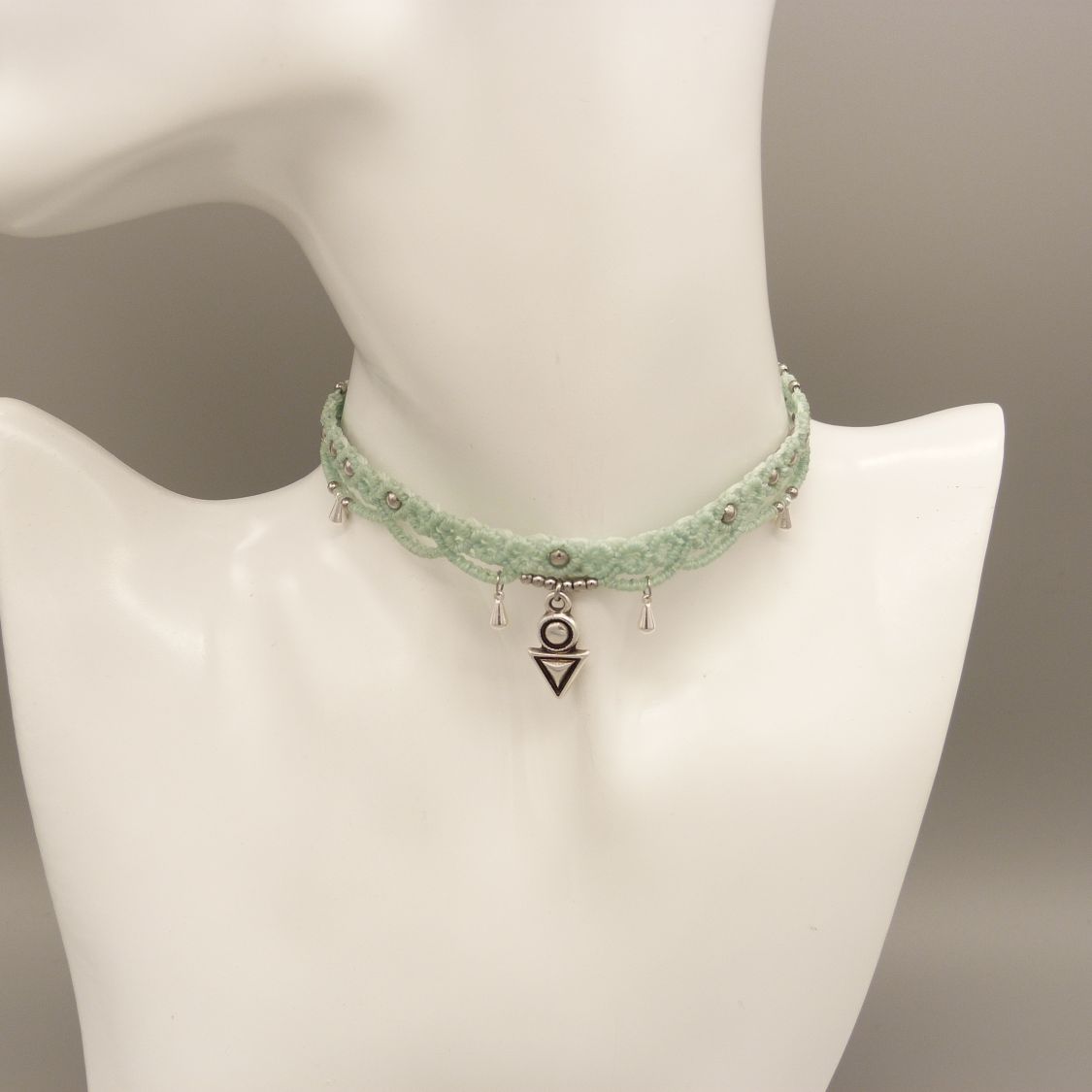 Collier ras-du-cou en micro-macram&eacute; vert menthe &agrave; l'eau