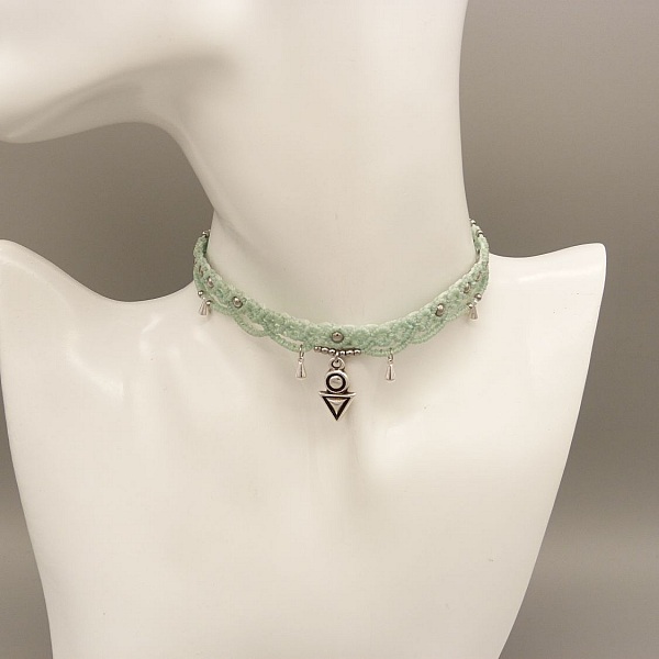 Collier ras-du-cou en micro-macram&eacute; vert menthe &agrave; l'eau
