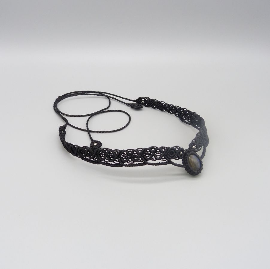 Collier ras de cou noir en micro-macram&eacute; avec une labradorite