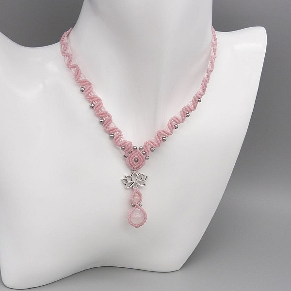Collier rose en micro-macramé avec perles de quartz.