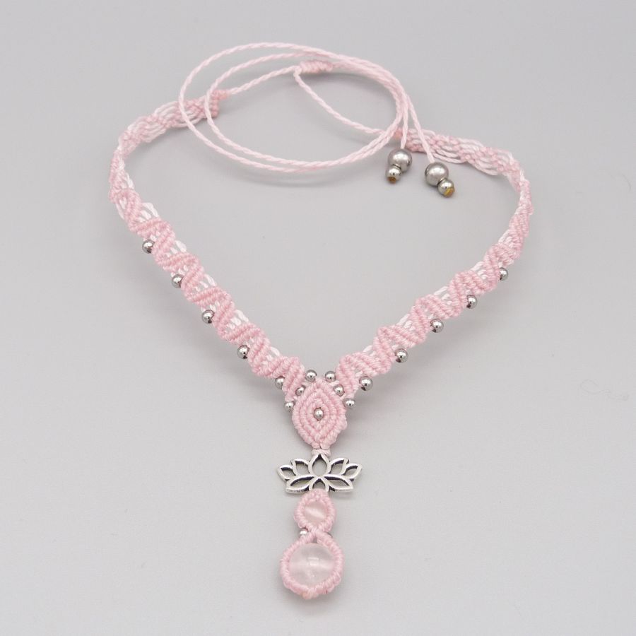 Collier rose en micro-macramé avec perles de quartz.