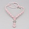 Collier rose en micro-macramé avec perles de quartz.