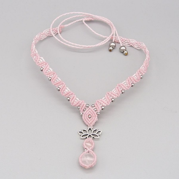 Collier rose en micro-macramé avec perles de quartz.