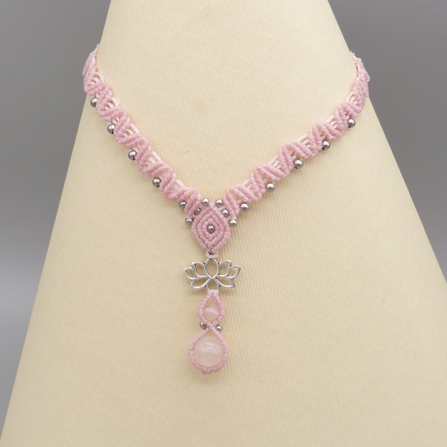 Collier rose en micro-macramé avec pendentif fleur et quartz.