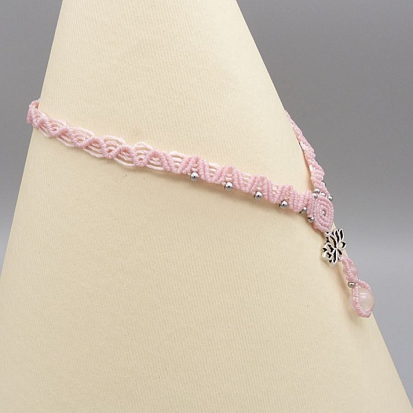 Collier rose en micro-macramé avec perles de quartz.