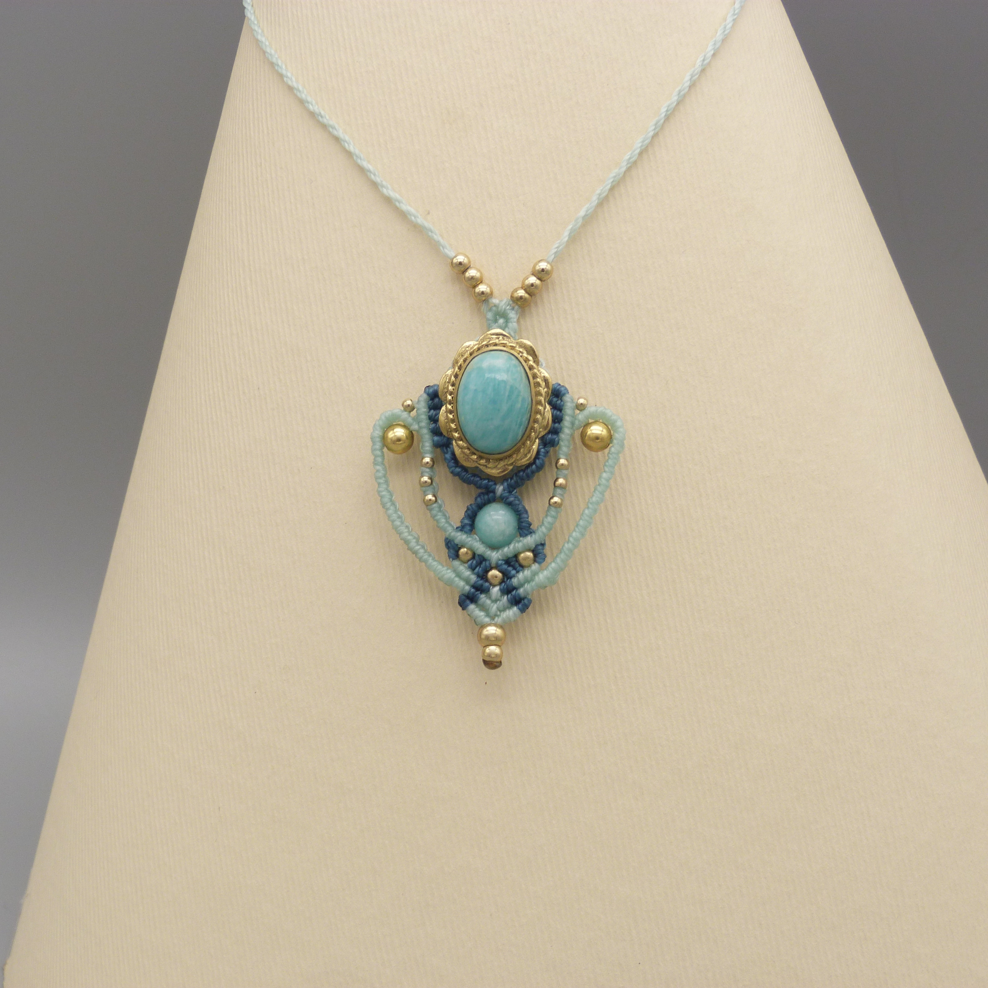 collier sautoir couleur menthe &agrave; l'eau en micro-macram&eacute; avec une amazonite sertie de laiton