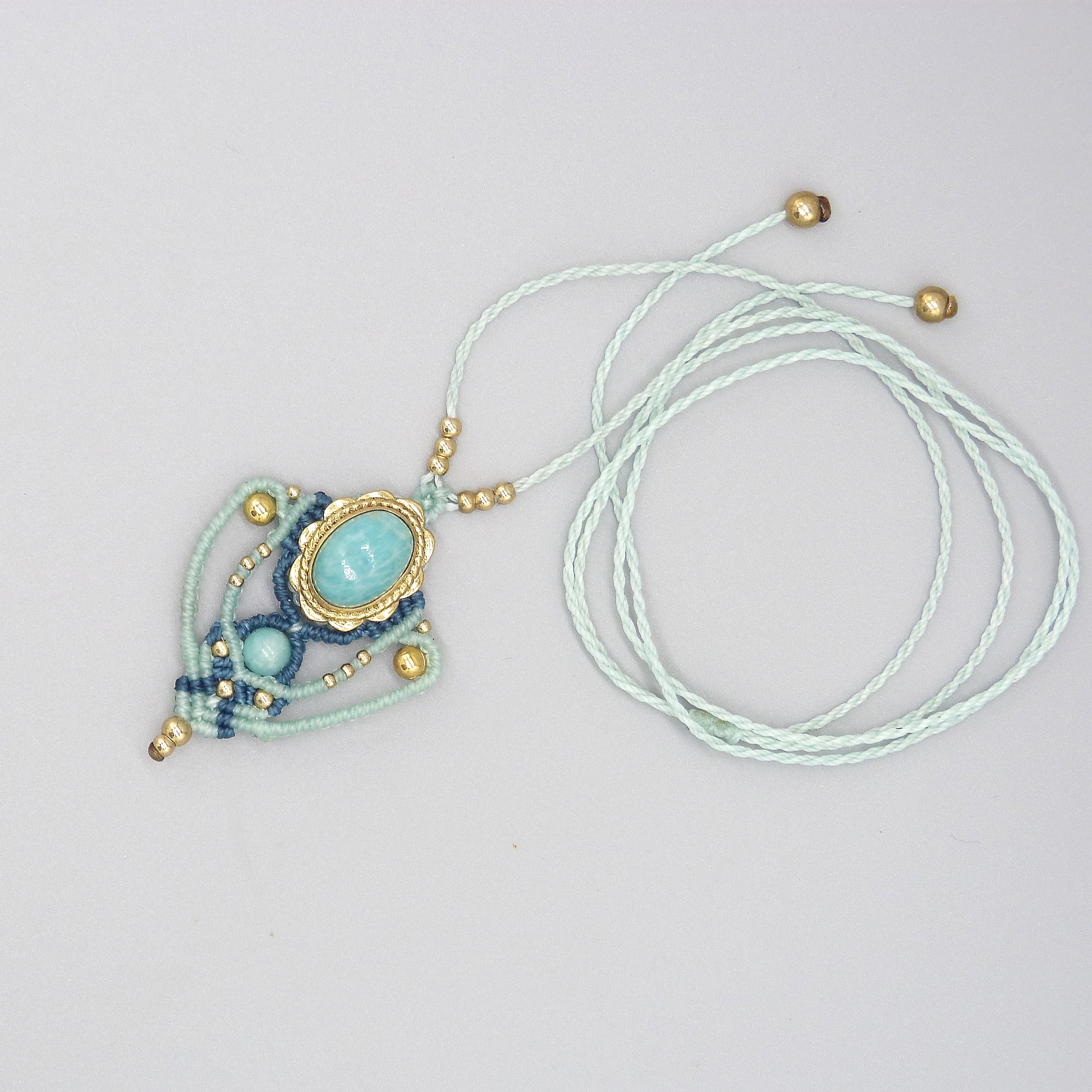 collier sautoir couleur menthe &agrave; l'eau en micro-macram&eacute; avec une amazonite sertie de laiton