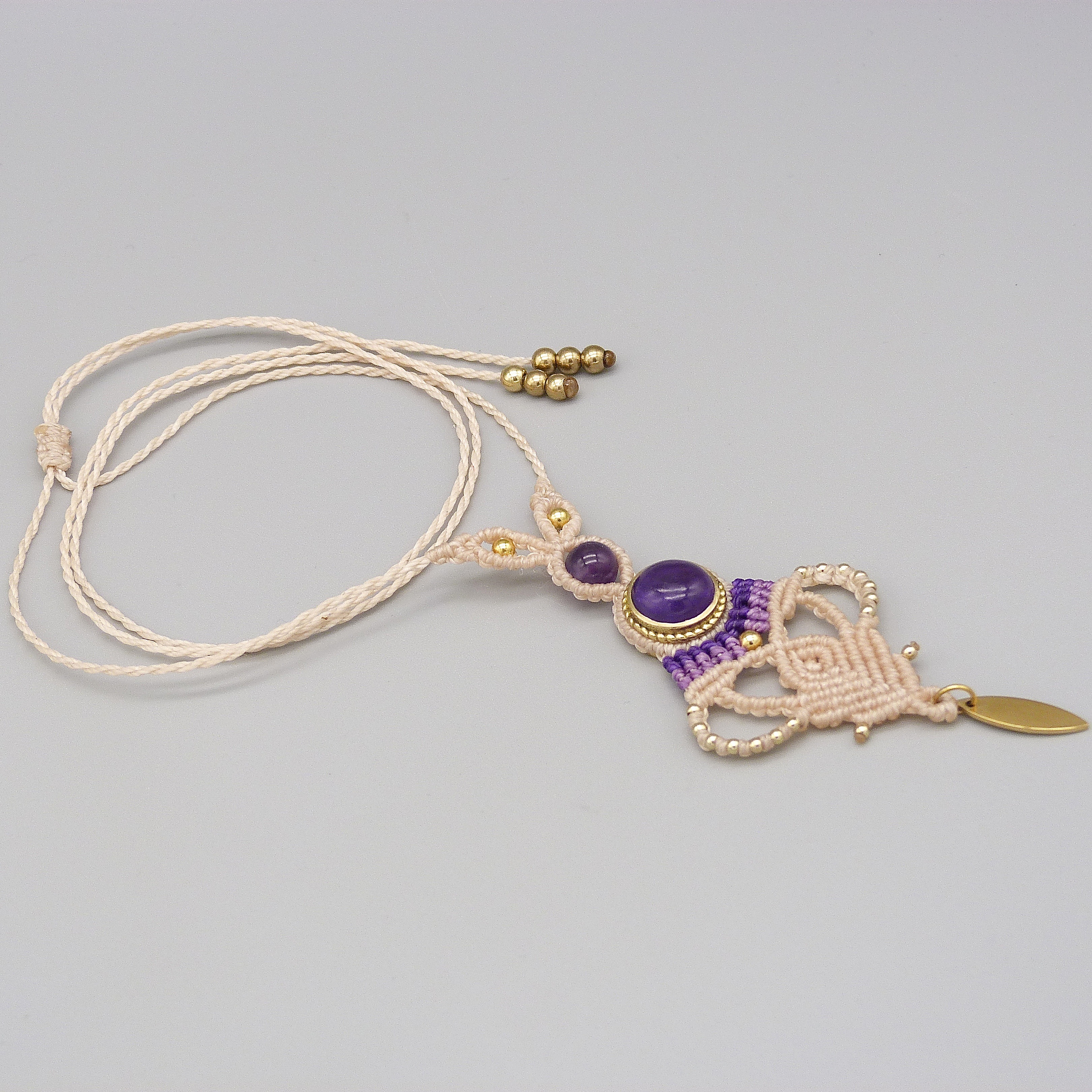 collier sautoir couleur sable et violet en micro-macram&eacute; avec une am&eacute;thyste sertie de laiton