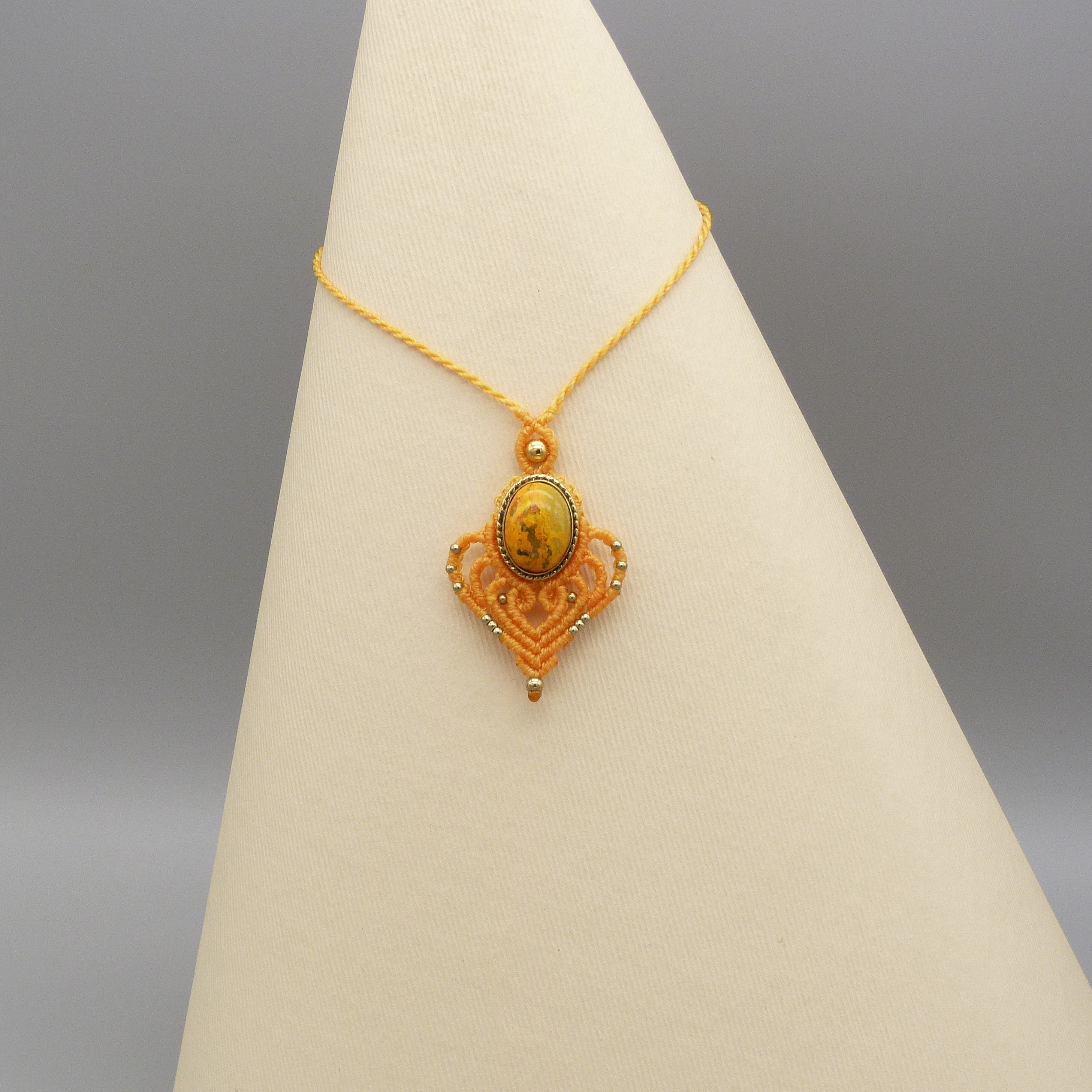 collier sautoir jaune en micro-macram&eacute; avec un jaspe bumblebee serti de laiton