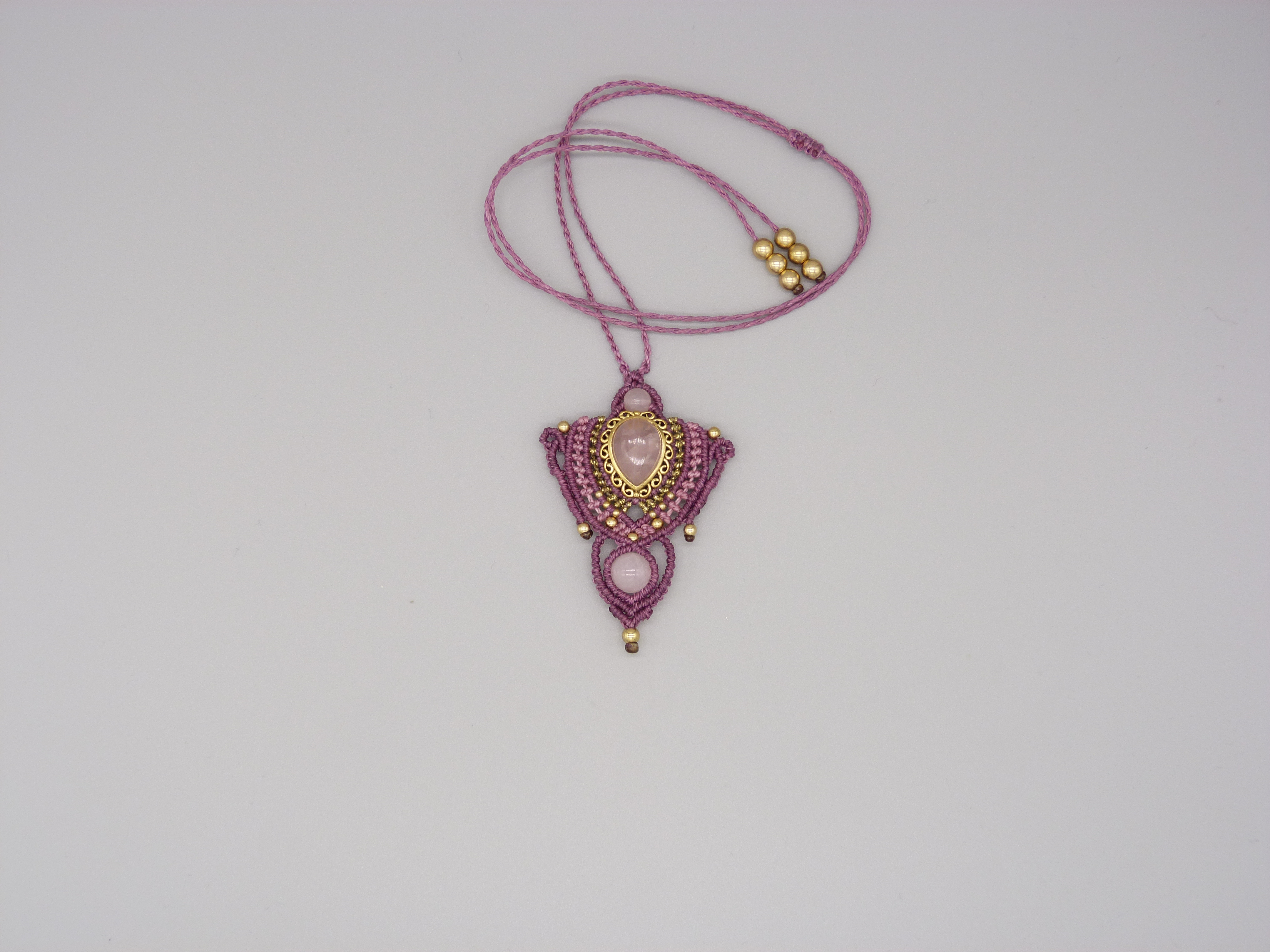 Collier sautoir en micro-macramé rose avec quartz rose serti.