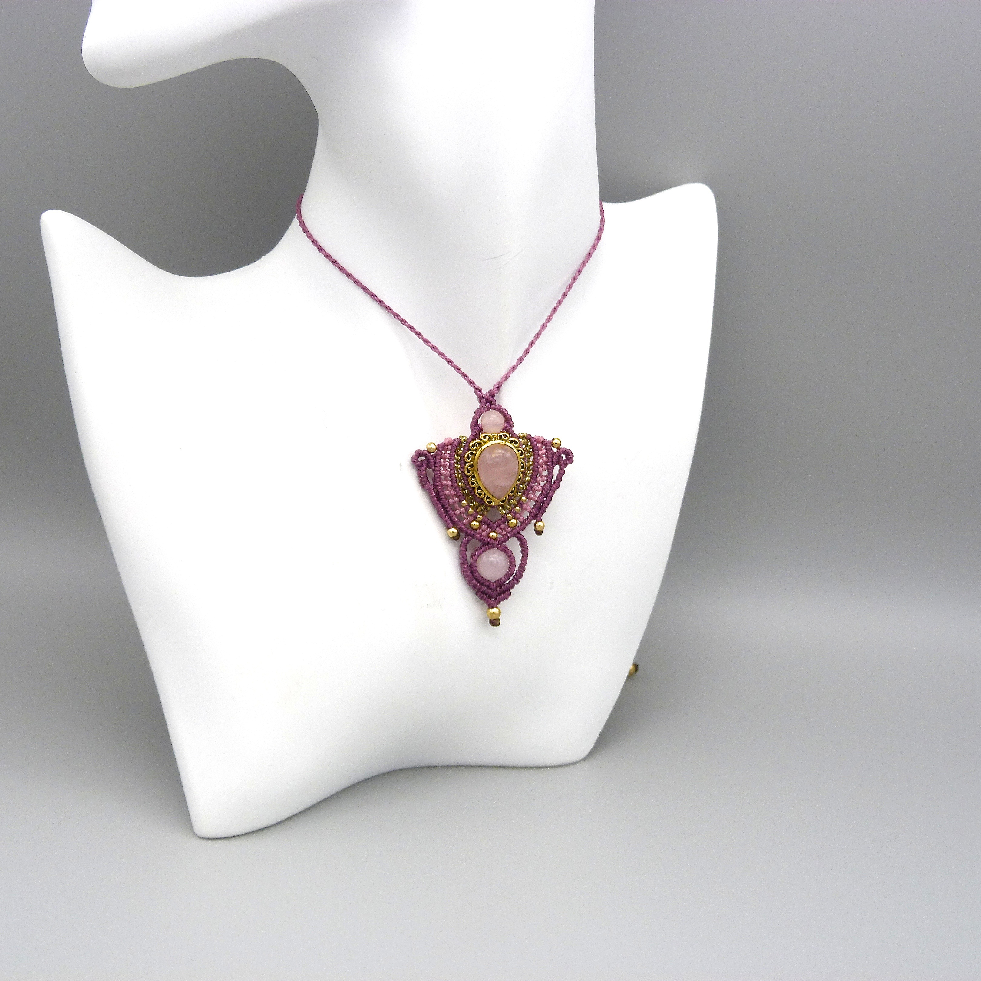 Collier sautoir rose en micro-macramé avec quartz rose serti.
