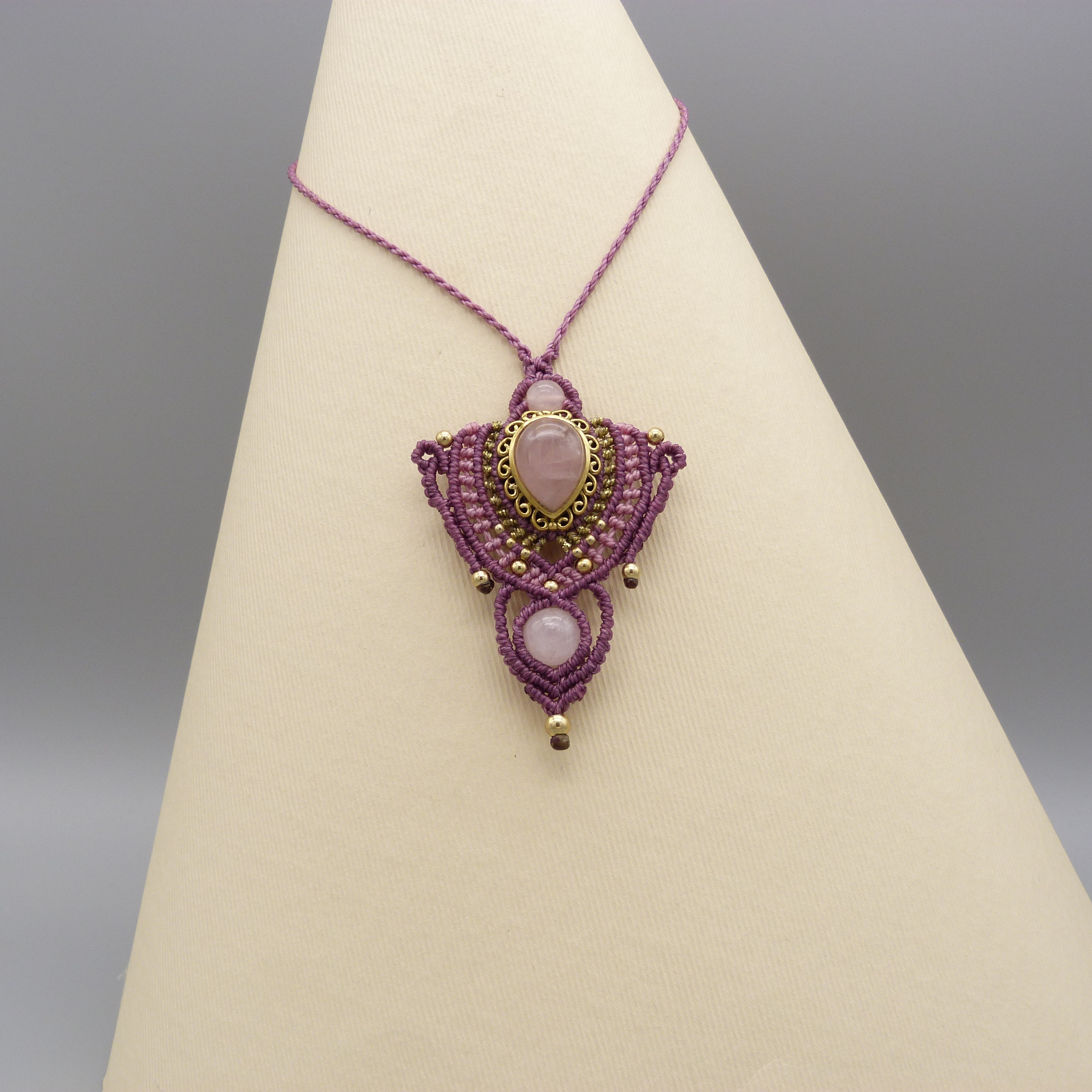 Collier sautoir rose en micro-macramé avec quartz rose serti.
