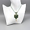 collier sautoir vert en micro-macram&eacute; avec une malachite sertie de laiton