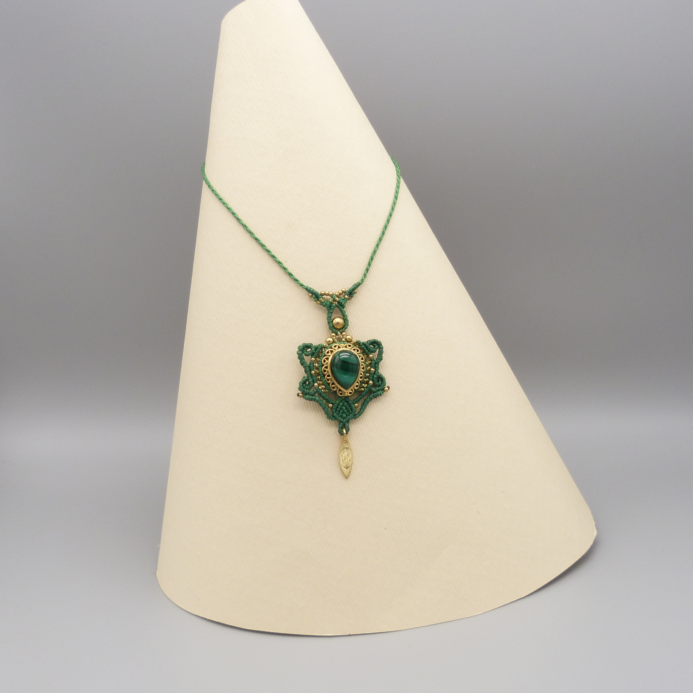 collier sautoir vert en micro-macram&eacute; avec une malachite sertie de laiton