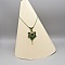 collier sautoir vert en micro-macram&eacute; avec une malachite sertie de laiton