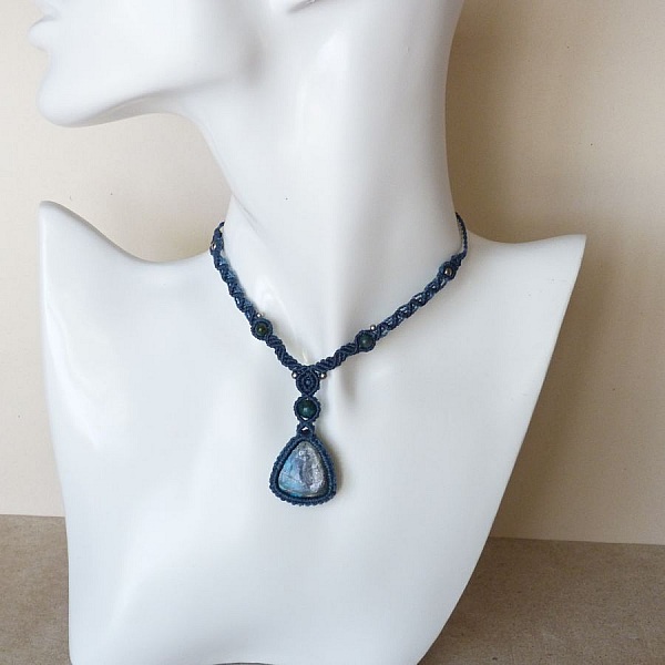 Collier ton bleu  en micro-macram&eacute; avec une chrysocolle