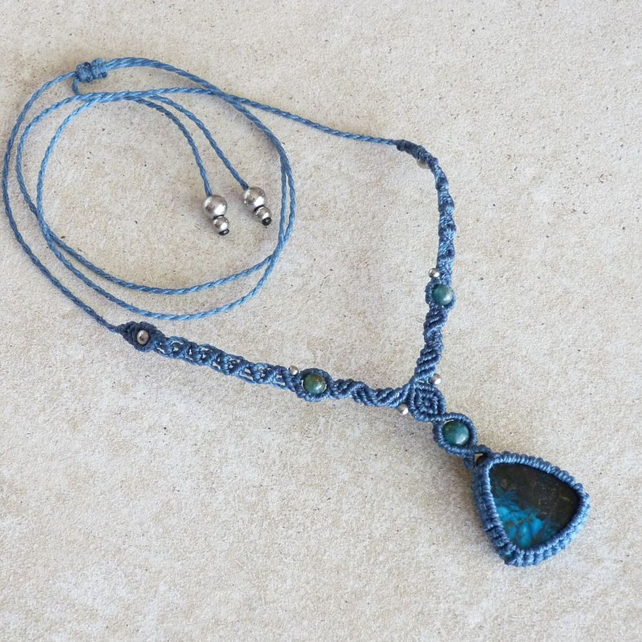 Collier ton bleu  en micro-macram&eacute; avec une chrysocolle