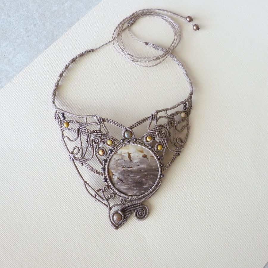 Collier ton brun  cabochon en bois de palmier fossilis&eacute; 
