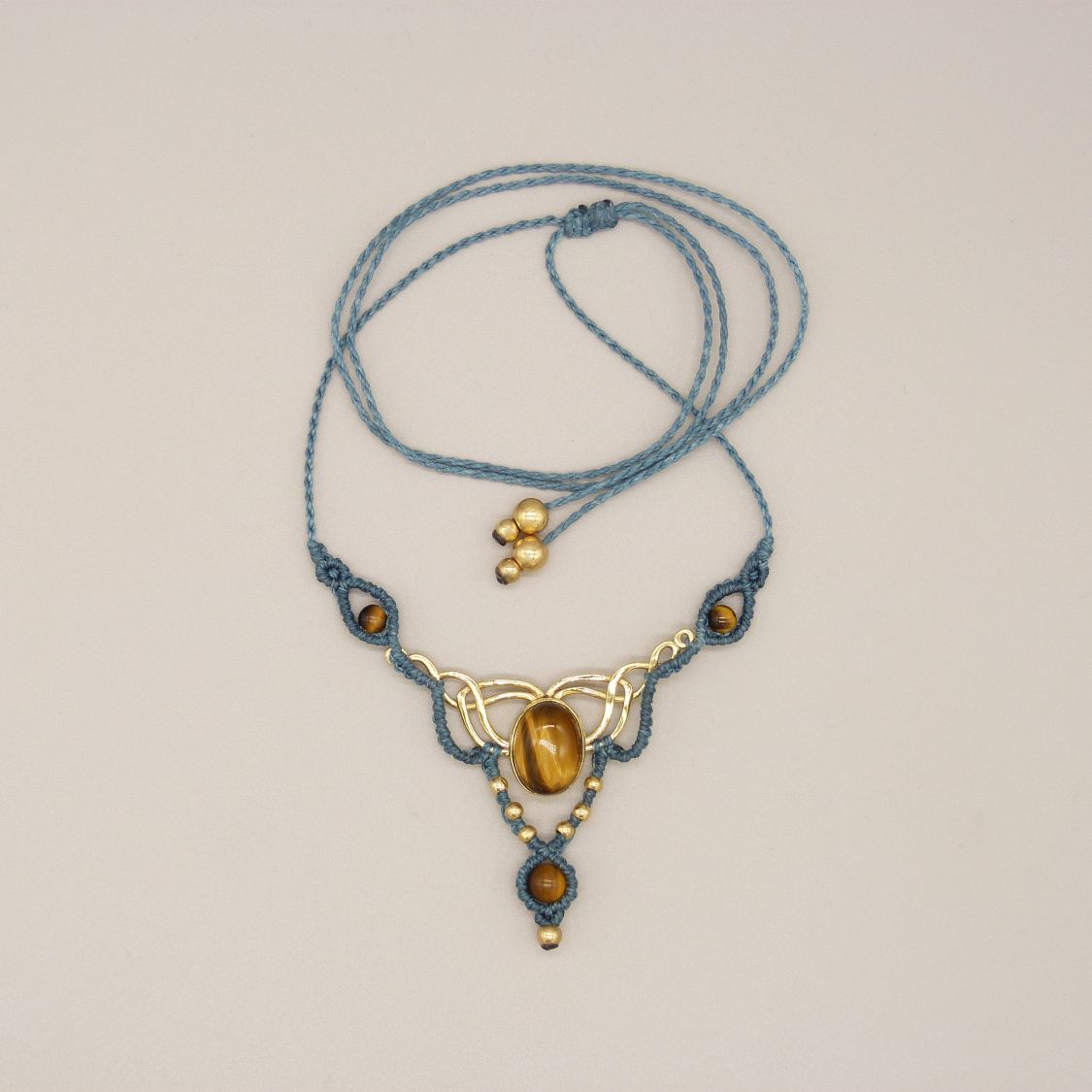 Collier vert canard en micro-macram&eacute;  avec un oeil de tigre serti