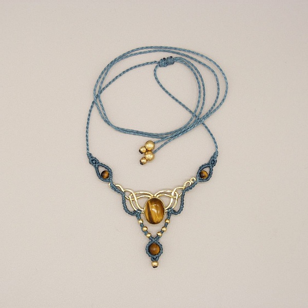 Collier vert canard en micro-macram&eacute;  avec un oeil de tigre serti