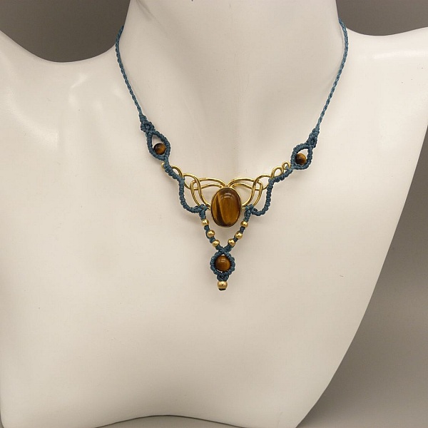 Collier vert canard en micro-macram&eacute;  avec un oeil de tigre serti