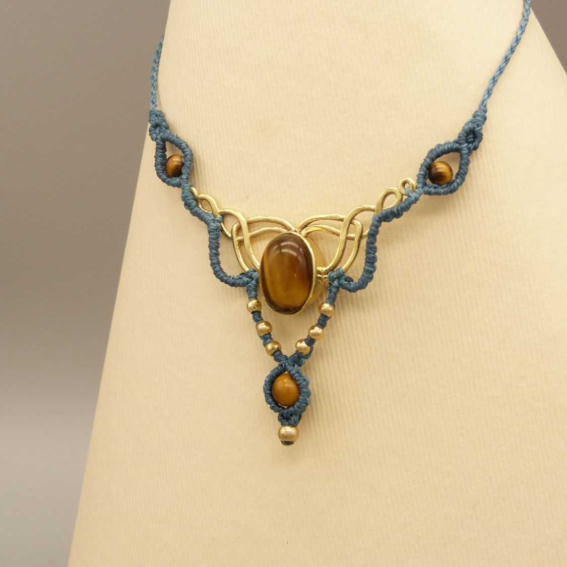 Collier vert canard en micro-macram&eacute;  avec un oeil de tigre serti