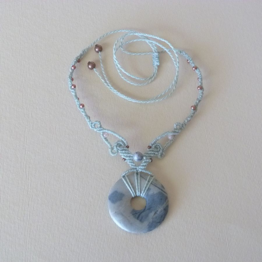 Collier vert  eau en micro-macram&eacute; avec en pi&egrave;ce centrale une pierre naturelle, la jaspe picasso