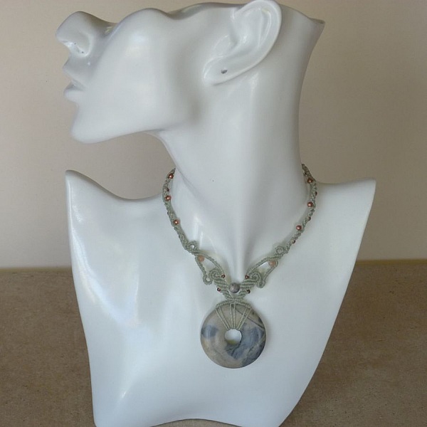 Collier vert  eau en micro-macram&eacute; avec en pi&egrave;ce centrale une pierre naturelle, la jaspe picasso