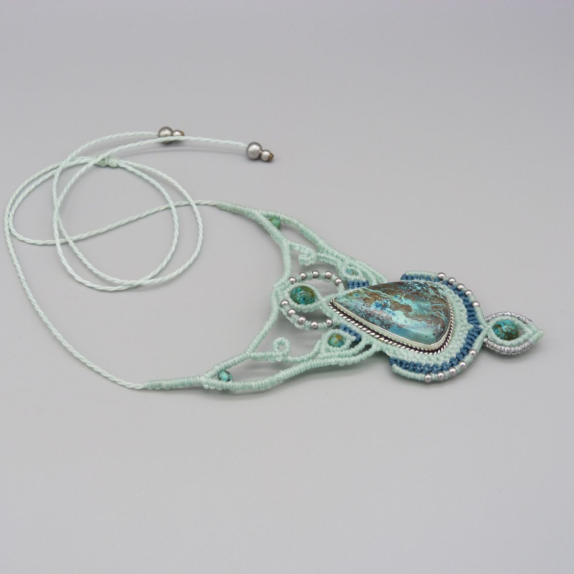 collier vert menthe &agrave; l'eau en micro-macram&eacute; avec une chrysocolle sertie