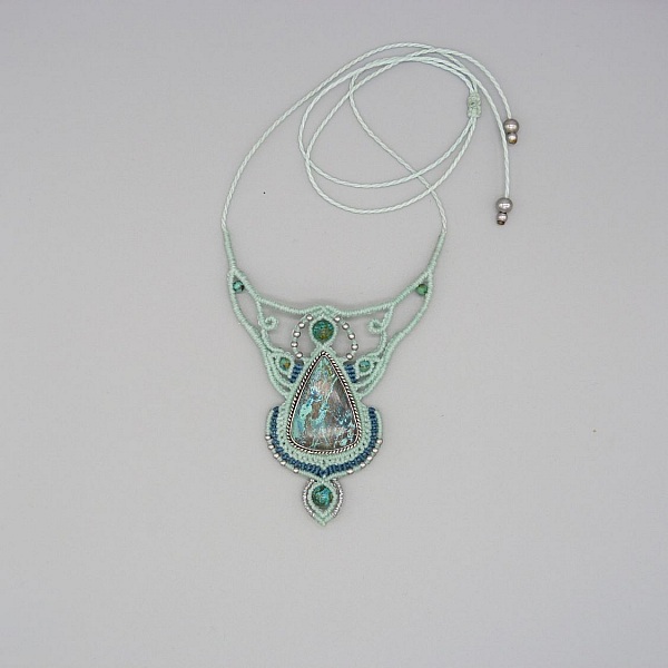 collier vert menthe &agrave; l'eau en micro-macram&eacute; avec une chrysocolle sertie