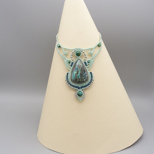 collier vert menthe &agrave; l'eau en micro-macram&eacute; avec une chrysocolle sertie