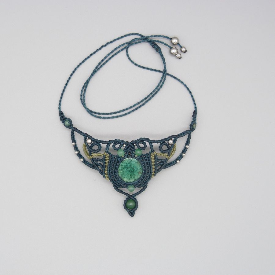 Collier vert &eacute;meraude en micro-macram&eacute;  avec une c&eacute;ramique sertie