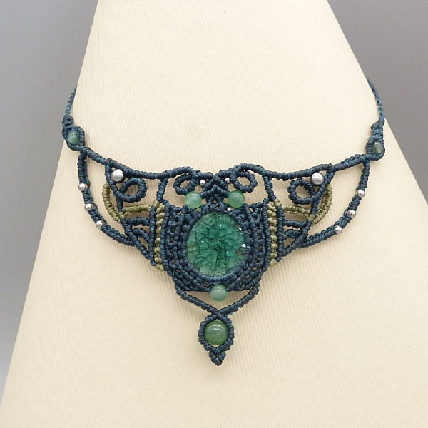 Collier vert &eacute;meraude en micro-macram&eacute;  avec une c&eacute;ramique sertie