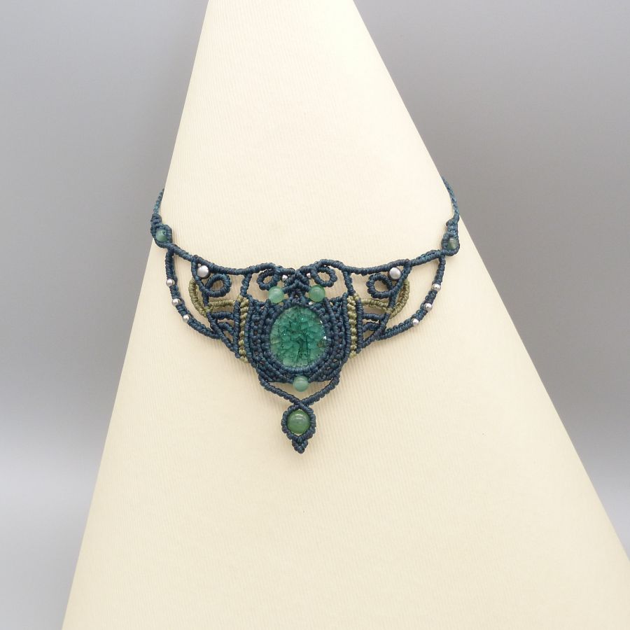 Collier vert &eacute;meraude en micro-macram&eacute;  avec une c&eacute;ramique sertie
